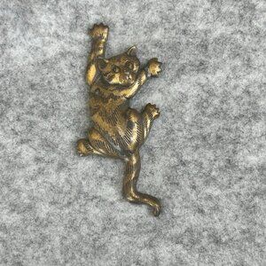 VTG JJ 1988 Clawing Climbing Cat Pewter Brooch Pin